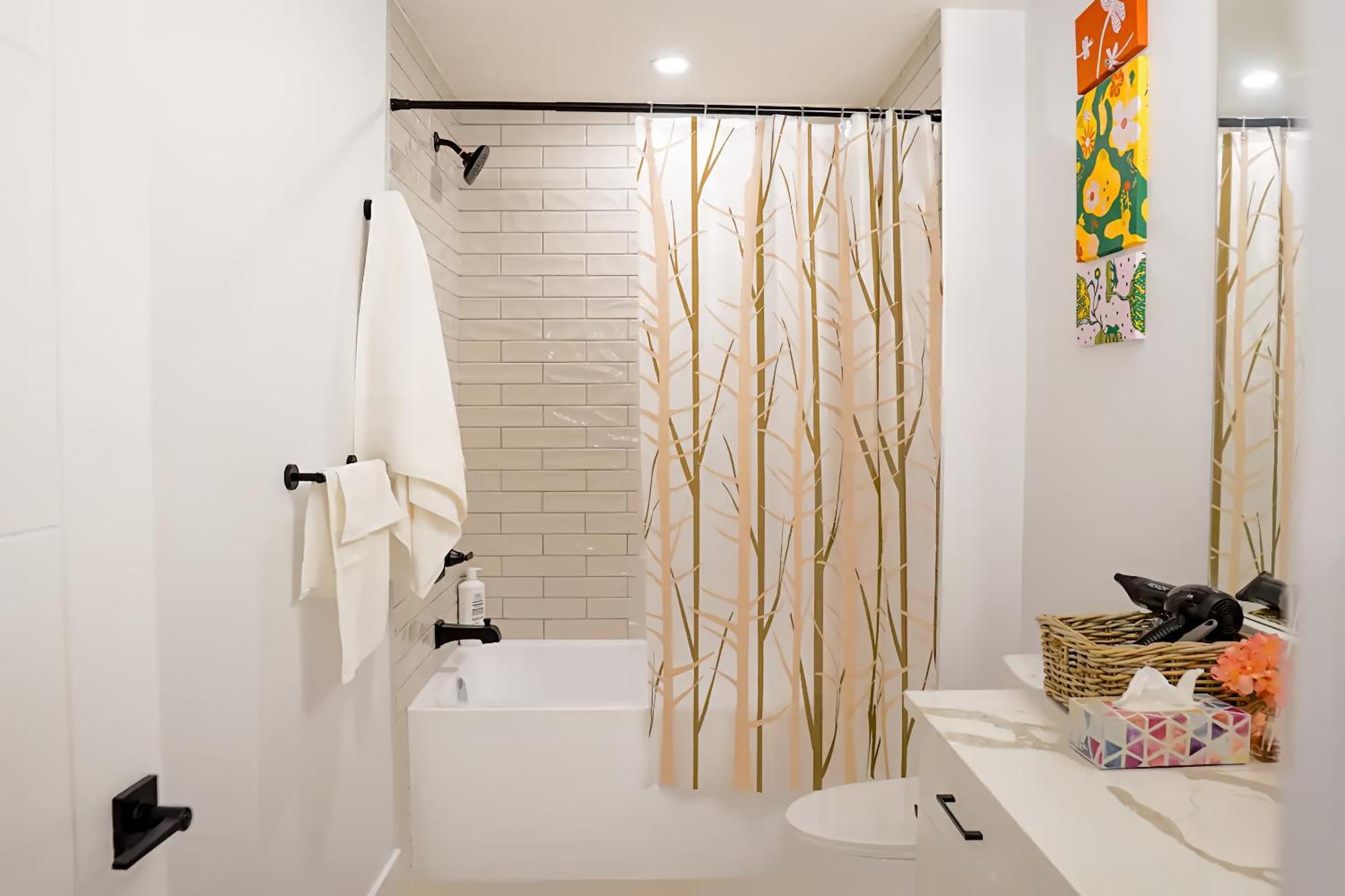 2024 Luxury - 10min To Downtown & Airport Apartment