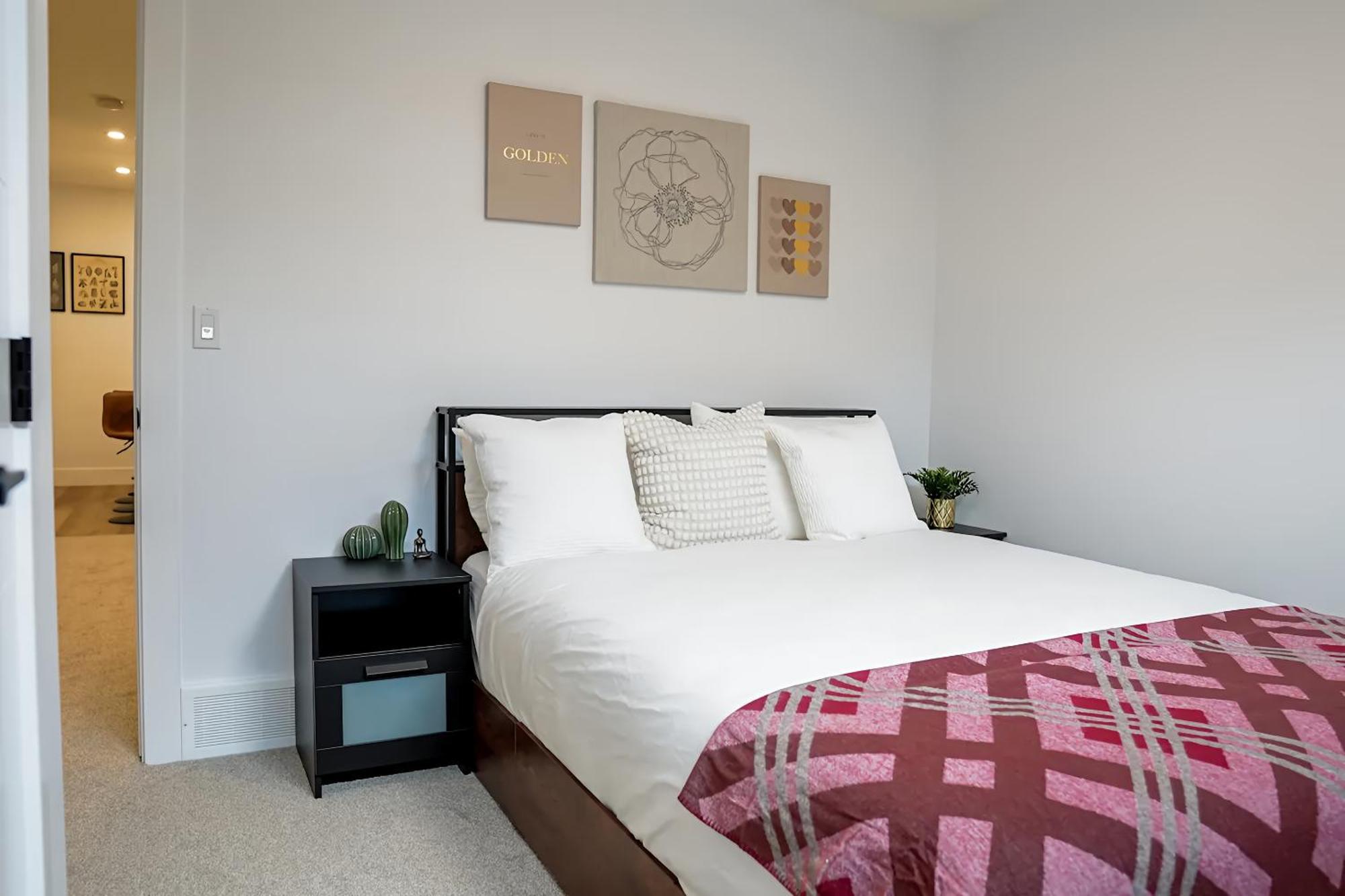 2024 Luxury - 10min To Downtown & Airport Apartment